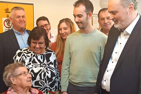 Landeshauptmann Hans Peter Doskozil gratulierte Maria Leiner, die im Kreise ihrer Familie und Freunde ihren 100. Geburtstag feierte, ganz herzlich zu ihrem besonderen Ehrentag.