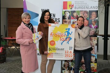Landeshauptmann-Stellvertreterin Astrid Eisenkopf (Mitte) präsentiert gemeinsam mit der Bürgermeisterin vorn Mattersburg, Claudia Schlager und der Mitinitiatorin des neunten Burgenländischen Frauenlaufes, Ruth Schneeberger, das neue Design zum Frauenlauf.