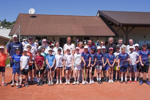 vlnr.: Sport Burgenland Referent Bernd Solga, BTV-Kids Referent Reini Koppi, ASVÖ-Präsident Robert Zsifkovits, BTV-Jugendreferentin Silvia Posch, Leiter Thiem Academy Bgld. Wolfgang Thiem, Bürgermeisterin Großhöflein Maria Zoffmann, Obmann TC Großhöflein Paul Wallner, BTV-Frauenreferentin/Turnierveranstalterin Vanessa Sommer, Sportlandesrat Heinrich Dorner, BTV-Präsident Günter Kurz, BTV-Generalsekretär Markus Pingitzer