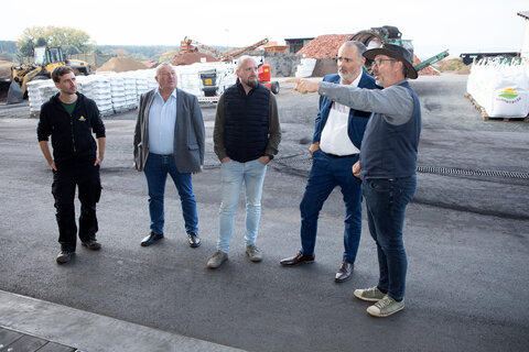 Die beiden Geschäftsführer CEO Gerald (r.) und CEO Dominik Dunst (2.v.r.) erklärten gemeinsam mit Elias Moisl (Qualitätssicherung, l.) Landeshauptmann Hans Peter Doskozil (2.v.r.)  und Bürgermeister Wilfried Bruckner (2.v.l.) die Anlage.