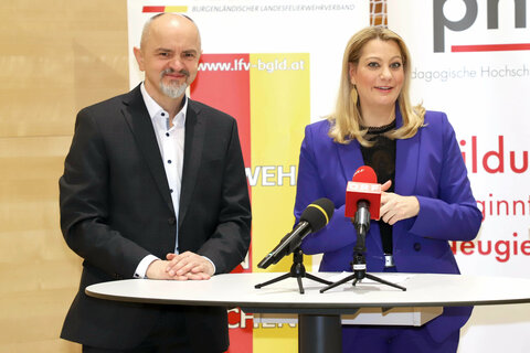 Landesrätin Mag. (FH) Daniela Winkler und Bildungsdirektor Mag. Heinz Josef Zitz bei der Pressekonferenz anlässlich der Präsentation.