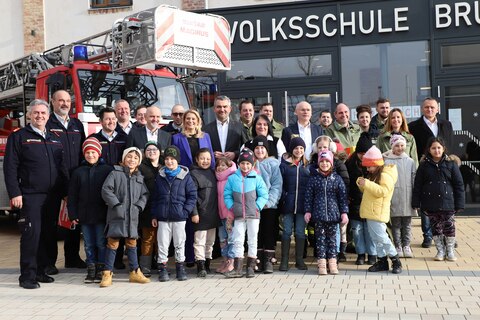 Gruppenbild anlässlich der Präsentation in Bruckneudorf mit Landesrätin Mag. (FH) Daniela Winkler und Landesrat Mag. Heinrich Dorner (Bildmitte unter der Feuerwehrdrehleiter).