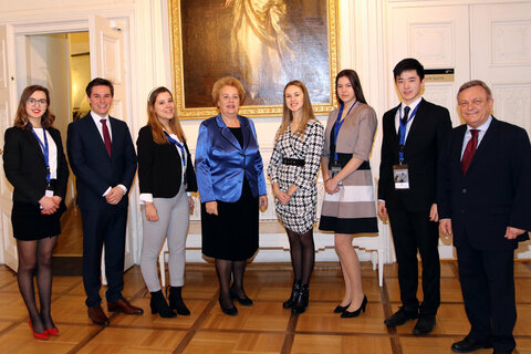 Landtagspräsidentin Verena Dunst mit JungparlamentarierInnen der 19. Nationalen Europäischen Jugendparlamentssitzung und Mag. Gottfried Oehl (Koordinator MEP Austria)