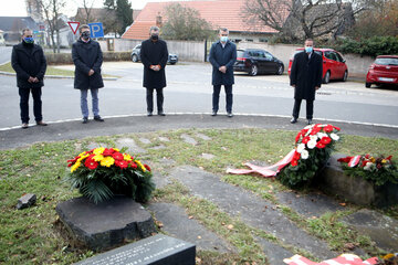 Landesrat Heinrich Dorner mit Bürgermeister Christian Weninger, Andreas Sarközy, Geschäftsführer Kulturverein österreichischer Roma und Christian Kippl, Obmann Kulturverein Österreichischer Roma beim Mahnmal für Roma und Sinti in Lackenbach