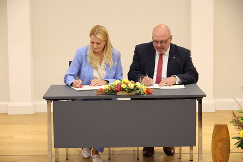 Landesrätin Daniela Winkler und Rudolstadts Bürgermeister Jörg Reichl bei der Unterzeichnung des Partnerschaftsvertrages.