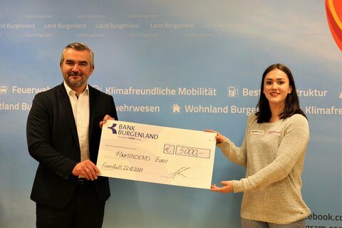Landesrat Mag. Heinrich Dorner überreichte Lena Grabowski, Schwimmerin aus Parndorf, einen Sportförderungsscheck in Höhe von 5.000 Euro (v.l.).