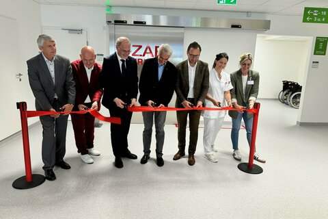 Vinzenz Knor (Bürgermeister Güssing), Markus Malits (kaufmännischer Direktor Klinik Güssing), Franz Öller (kaufmännischer Geschäftsführer GesundheitBurgenland), Stephan Kriwanek (medizinischer Geschäftsführer Gesundheit Burgenland), Jürgen Dolesch (Landtagsabgeordneter, SPÖ), Isabella Laister (Stationsleitung ZAE), Bianca Puntigam (Pflegedirektorin Klinik Güssing) (v.l.).