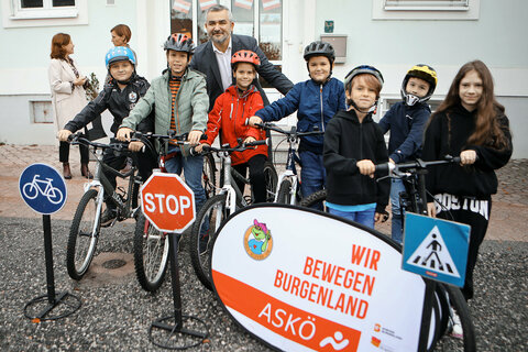 Landesrat Heinrich Dorner (hinten) mit Kindern der Volksschule Lackenbach.