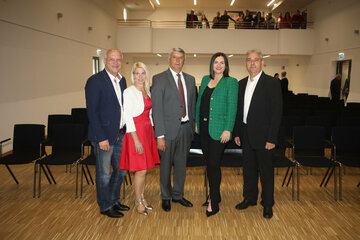 Stadtrat Alfred Brenner, Landtagsabgeordneter Wolfgang Sodl, Stadträtin Edith Weber, Bürgermeister Vinzenz Knor, Landeshauptmann-Stv. Mag.a Astrid Eisenkopf und Vizebürgermeister Christian Garger (v.l.) besichtigten den neuen Stadtsaal, wo einst das ehemalige Kino beheimatet war.