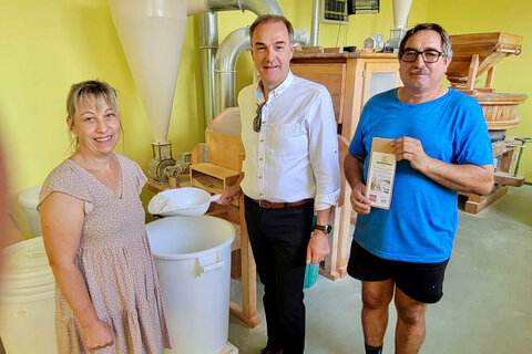 Landesrat Dr. Leonhard Schneemann betonte beim Besuch auf den Bauernhöfen der Familien Portschy und Lederer die Bedeutung des Wirtschaftsfaktors Landwirtschaft.
