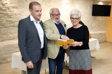 Michael Schottenberg (Mitte), Landesrat Dr. Leonhard Schneemann (l.) und Landtagsabgeordnete Doris Prohaska (v.l.).