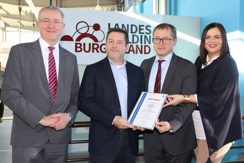 DI Peter Traupmann, Geschäftsführer der Österreichischen Energieagentur, DI Christian Rezner, Lead-Auditor von TÜV Süd, Landesholding-Geschäftsführer Mag. Hans Peter Rucker und Landesrätin Maga Astrid Eisenkopf mit dem ISO 50001-Zertifikat.