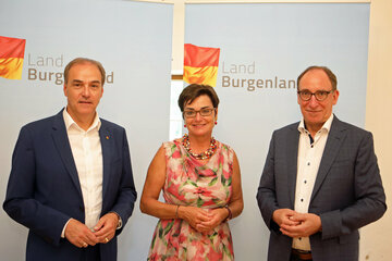 Landesrat Leonhard Schneemann zieht Bilanz über ein Jahr Vorsitz bei der Sozialreferentinnen- und Sozialreferenten-Konferenz. Der Vorsitz wurde nun an Kärnten und Landesrätin Beate Prettner übergeben. Mit ihnen am Bild: Sozialminister Johannes Rauch (v.l.).