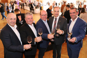 Garanten für die positive Weiterentwicklung des burgenländischen Weines: Georg Schweitzer, Geschäftsführer Wein Burgenland, Matthias Siess, Obmann Wein Burgenland, Andreas Liegenfeld, Präsident des burgenländischen Weinbauverbandes, Dr. Leonhard Schneemann, Landesrat für Wirtschaft und Soziales, und Herbert Oschep, Obmann Weintourismus Burgenland, bei der Wein Burgenland Präsentation in der Wiener Hofburg