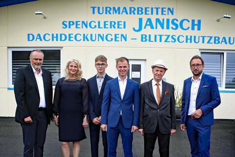 Landeshauptmann Hans Peter Doskozil (l.) und Bürgermeister Jürgen Dolesch (r.) gratulierten dem Unternehmen Dachdeckerei Janisch mit Renate, Florian, Manfred Junior und Manfred Senior (v.l.) zum 100-jährigen Bestehen.