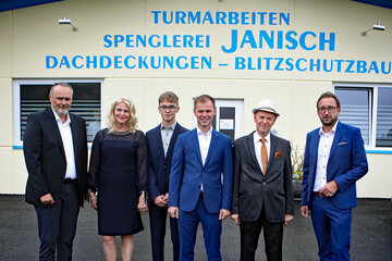 Landeshauptmann Hans Peter Doskozil (l.) und Bürgermeister Jürgen Dolesch (r.) gratulierten dem Unternehmen Dachdeckerei Janisch mit Renate, Florian, Manfred Junior und Manfred Senior (v.l.) zum 100-jährigen Bestehen.