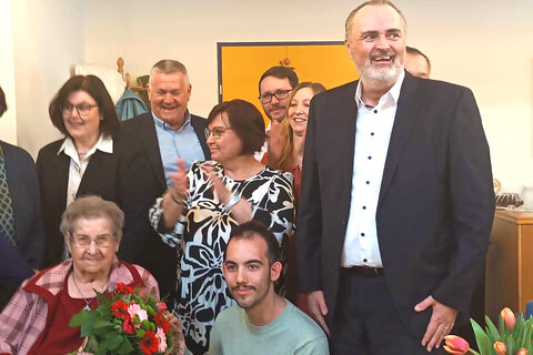 Landeshauptmann Hans Peter Doskozil gratulierte Maria Leiner, die im Kreise ihrer Familie und Freunde ihren 100. Geburtstag feierte, ganz herzlich zu ihrem besonderen Ehrentag.