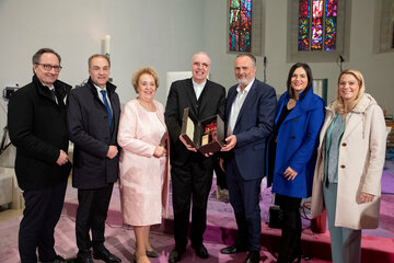 Gratulierten dem Jubilar herzlich zu seinem 60 Geburtstag: Landeshauptmann Hans Peter Doskozil, Landtagspräsidentin Verena Dunst, Landeshauptmann-Stellvertreterin Astrid Eisenkopf, Landesrätin Daniela Winkler, Landesrat Leonhard Schneemann und Bundesratspräsident Günter Kovacs übergaben Diözesanbischof Ägidius J. Zsifkovics einen  60 Jahre alten Rum als Geschenk