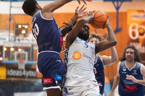 Gunners-Forward Siegfried Rico Reid (r.) eroberte in dieser Szene den Ball von Dragonz-Guard Austen Awosika (l.).