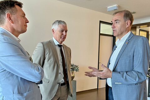 Wirtschaftslandesrat Dr. Leonhard Schneemann im Gespräch mit  GF Johann Gneist und Bgm. Erich Trummer