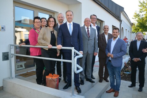 Geschäftsführerin der Diakonie Burgenland Mag. Sieglinde Pfänder, Leiterin der Wohngemeinschaft MOSAIK Karin Groß-Wasserscheid, Direktorin der Diakonie Österreich Dr. Maria Moser, Geschäftsführer des Diakoniezentrums Gols Christian Göltl, Soziallandesrat Dr. Leonhard Schneemann, Bürgermeister Hans Schrammel, OSG-Vorstand KommR Dr. Alfred Kollar, Vorstandsmitglied der Diakonie Burgenland Mag. Gerd Zetter, Vizebürgermeister LAbg. Kilian Brandstätter, Generalvikar der Diözese Eisenstadt Michael Wüger; (v. l. n. r.)