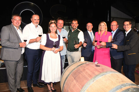 Winzer Michael Allacher, Landeshauptmann Hans Peter Doskozil, Weinkönigin Susanne Riepl, Winzer Manfred Limbeck, Bürgermeister Landtagsabgeordneter Kilian Brandstätter, Dieter Horvath, Landesrätin Daniela Winkler, Weinbau Burgenland-Präsident Andreas Liegenfeld und Wein Burgenland-Geschäftsführer Christian Zechmeister (v.l.) bei der offiziellen Eröffnung des Volksfestes in Gols.