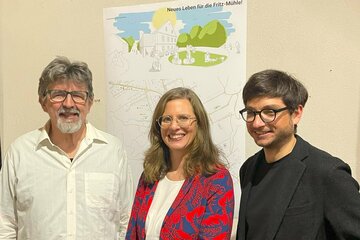 Neues Leben für die Fritz-Mühle in Rudersdorf: Michel Heftrich (l.) und Architekt Nikolaus Gartner (r.) mit Landeshauptmann-Stellvertreterin Anja Haider-Wallner (Mitte).