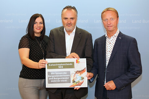 Landeshauptmann Hans Peter Doskozil, Landeshauptmannstellvertreter Johann Tschürtz und Umweltschutzlandesrätin Astrid Eisenkopf bei der Präsentation der Neuregelung der Hilfszahlungen des Landes bei Katastrophenschäden