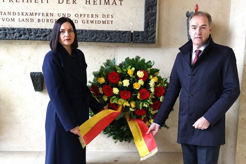 Landtagspräsidentin Mag.a Astrid Eisenkopf und Landesrat Dr. Leonhard Schneemann bei der Kranzniederlegung.