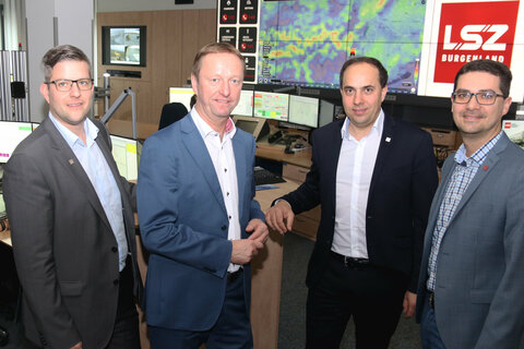 Leitstellenleiter Alexander Heller, Landeshauptmann-Stellvertreter Johann Tschürtz, LSZ-Geschäftsführer Christian Spuller und Technikleiter Nikolaus Tittler im technisch modernisierten Leitstellenraum in der Landessicherheitszentra