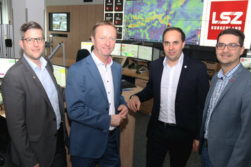Leitstellenleiter Alexander Heller, Landeshauptmann-Stellvertreter Johann Tschürtz, LSZ-Geschäftsführer Christian Spuller und Technikleiter Nikolaus Tittler im technisch modernisierten Leitstellenraum in der Landessicherheitszentra