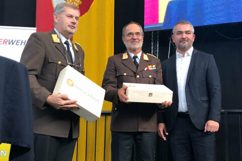 LR Dorner bedankte sich beim scheidenden Schulleiter Josef Bader (2.v.l.) und bei Alois Kögl (1.v.l.) als Dienststellenleiter des Landesverbandes