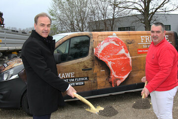 MAWE Wendelin Fleischverarbeitung in Gols expandiert: Wirtschaftslandesrat Leonhard Schneemann beim Spatenstich mit Geschäftsführer Matthias Wendelin