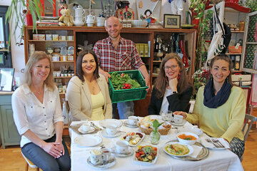 Beate Biro, Projektleiterin „Zukunftswerkstatt post corona“, mit LH-Stellvertreterin Astrid Eisenkopf, Andreas Graf von Leithaland Gemüse, „FreuRaum“-Obfrau Anja Haider-Wallner und Nina Sysel, Mitarbeiterin im „FreuRaum“