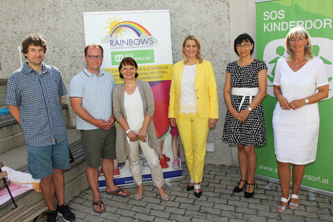 Herbert Aguinaga, Verein Netzwerk, Mag. Marek Zeliska, SOS-Kinderdorf-Leiter, Mag.a Dagmar Bojdunyk-Rack, Geschäftsführerin "Rainbows"-Österreich, Mag.a (FH) Daniela Winkler, Landesrätin für Familien, Kinder und Jugend, Mag.a Birgit Wagner, Behördenleiterin, Bezirkshauptfrau, und Bürgermeisterin LAbg. Elisabeth Böhm am Stützpunkt von "Rainbows" in Neusiedl am See