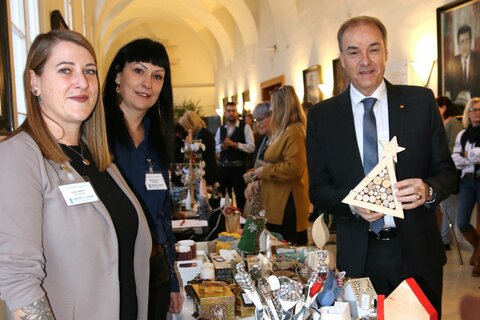 Soziallandesrat Leonhard Schneemann beim Weihnachtsbazar mit Jasmin Lang und Christa Koller von der Förderwerkstätte Rettet das Kind Großpetersdorf.