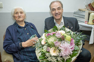 Landesrat Dr. Leonhard Schneemann überreichte der Jubilarin Angela Tkauz einen Blumen