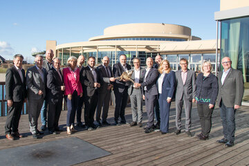 Landeshauptmann Hans Peter Doskozil, Landesrätin Daniela Winkler, Alt-Landeshauptmann Hans Niessl (3.v.l.), Ing. Walter Troger, Geschäftsführer der Vamed Standortentwicklung und Engineering GmbH (9. v.l.) und Klaus Hofmann, Managing Director der VAMED Vitality World und Geschäftsführer der St. Martins Therme & Lodge (10.v.l.) feierten gemeinsam mit den Vertreter*innen der Seewinkel-Gemeinden 15 Jahre Erfolgsprojekt St. Martins Therme & Lodge