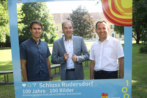 Landesrat Dr. Leonhard Schneemann (Mitte) mit Vizebürgermeister DI, BSc David Venus (l.) und Gemeindevorstand Thomas König