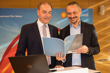 Landesrat Dr. Leonhard Schneemann und Digitalisierungsbeauftragter Dr. Nicolas Knotzer.