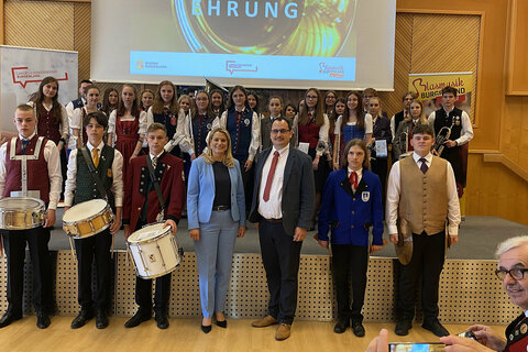 ugendlandesrätin Daniela Winkler mit Márton Ilyés MEd BBA, Jugendreferent Blasmusikverband Burgenland, und ausgezeichneten NachwuchsmusikerInnen
