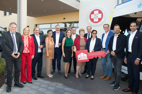 Samariterbund-Geschäftsführer Mag. Gerald Fitz, Landesrätin Mag.a (FH) Daniela Winkler, Bürgermeister Werner Friedl, Maria Eresheim, MBA, Pflegedienstleitung Samariterbund Burgenland, Landeshauptmann Mag. Hans Peter Doskozil, Mag.a Marlene Pfeiffer-Wild, Operative Leitung im Geschäftsbereich Pflege beim Samariterbund Burgenland, Prokuristin Dr.in Christine Ecker, MBA, MAS, vom Samariterbund Burgenland, Soziallandesrat Dr. Leonhard Schneemann, Anna-Maria Matzka, MSc, Pflegedienstleitung Burgenland Nord beim Samariterbund Burgenland, OSG-Obmann Dr. Alfred Kollar, Samariterbund-Geschäftsführer Mag. Andreas Balog und Burgenland-Energie-Geschäftsführer Mag. Dr. Stephan Sharma.