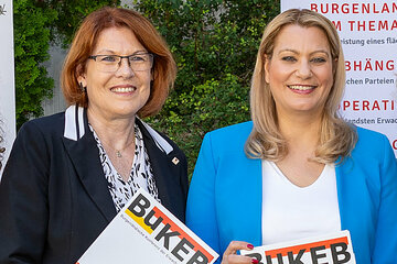 Bildungslandesrätin Mag.a (FH) Daniela Winkler mit der BuKEB-Vorsitzenden Dr.in Christine Teuschler