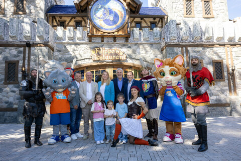 Landesrätin Daniela Winkler bei der feierlichen Eröffnung von Filippo’s Restaurant im Familypark St. Margarethen gemeinsam mit Festgästen und den Maskottchen des Parks.