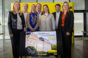 Landesrätin Mag.a (FH) Daniela Winkler, LAbg. Markus Ulram, Bürgermeister von Halbturn, Philippa Königsegg-Aulendorf, Präsidentin der Halbturner Schlosskonzerte, Opernsänger Sebastian Holecek, Mag.a Gabriele Schindl, Vizepräsidentin und Organisationsleitung der Halbturner Schlosskonzerte, Dr. Rudolf Könighofer, Generaldirektor der Raiffeisenlandesbank Burgenland, und Generaldirektor-Stellvertreterin Mag.a Eva Fugger.