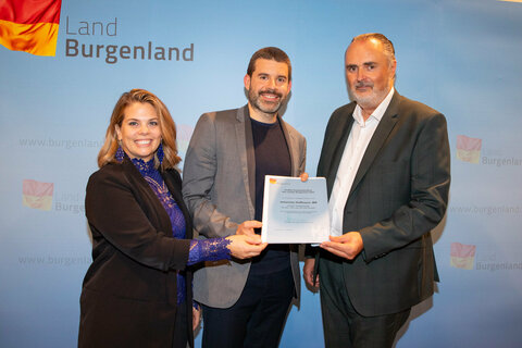 Großes Kunststipendium für Darstellende Kunst: Landeshauptmann Hans mit dem Preisträger Johannes Hoffmann und Claudia Priber, Abteilungsvorständin Abt. 7 Kultur