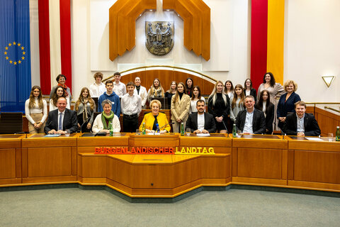 Landtagspräsidentin Verena Dunst (3.v.l.) und die Landtagsabgeordneten (v.l.) Johannes Mezgolits, Klubobfrau Mag.a Regina Petrik, Kilian Brandstätter (4.v.l.), MMag. Alexander Petschnig (5.v.l.) und Jonathan Dorner mit SchülerInnen der 4. Klasse und Lehrkräften des Pannoneums Neusiedl am See.