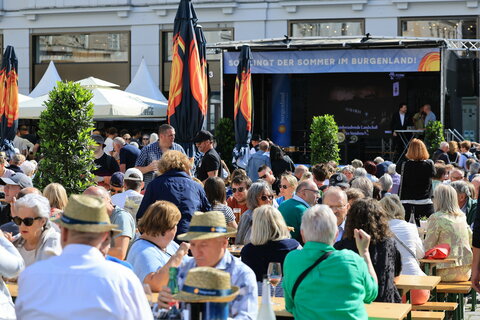 Von 20. bis 23. Mai laden 30 burgenländische Gastgeberinnen und Gastgeber zum 21. Burgenland Kul(t)inarium im ehrwürdigen Ambiente Am Hof in der Wiener Innenstadt. „Kulti“ ist Vielfalt und Kult – Kulinarik und Wein aus dem ganzen Burgenland,Musik, Gewinnspiele und Urlaubsinfos von Burgenland Tourismus.