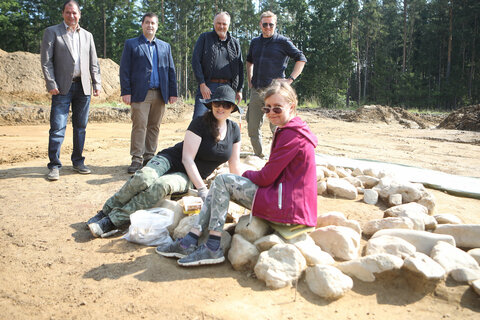 itarbeiterinnen der AGA (Arbeitsgemeinschaft Geschichte und Archäologie) mit Landeshauptmann Hans Peter Doskozil sowie Vizebürgermeister Johann Pfeffer, Bürgermeister Marc Hoppel und Nikolaus Franz