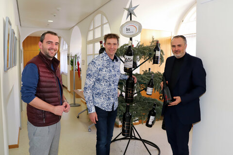Landeshauptmann Hans Peter Doskozil mit Erich Scheiblhofer und Herbert Oschep (li.), Obmann des Weintourismus Burgenland, vor dem von Scheiblhofer ersteigerten „Weinchristbaum“